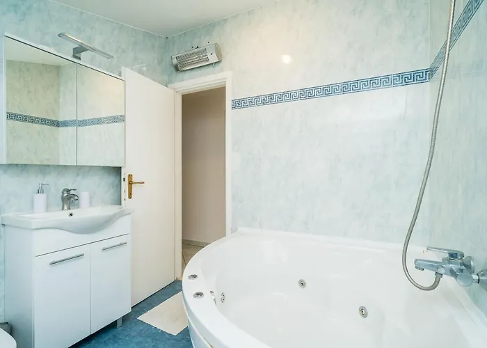 Deluxe Duplex House With Terrace *