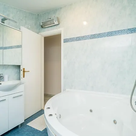 Deluxe Duplex House With Terrace *